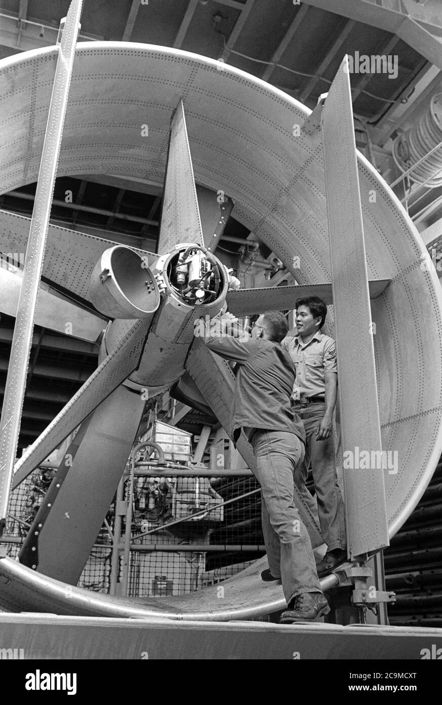 - Esercitazioni NATO in Mar Mediterraneo, Aprile 1989, manutenzione di un LCAC (veicolo da sbarco a cuscino d'aria) a bordo di una nave da assalto anfibio dell'US Navy - Esercitazione NATO in Mar Mediterraneo, Aprile 1989, manutenzione di una LCAC (Landing Craft Air Cushion) A bordo di una nave d'assalto anfibia della Marina statunitense Foto Stock