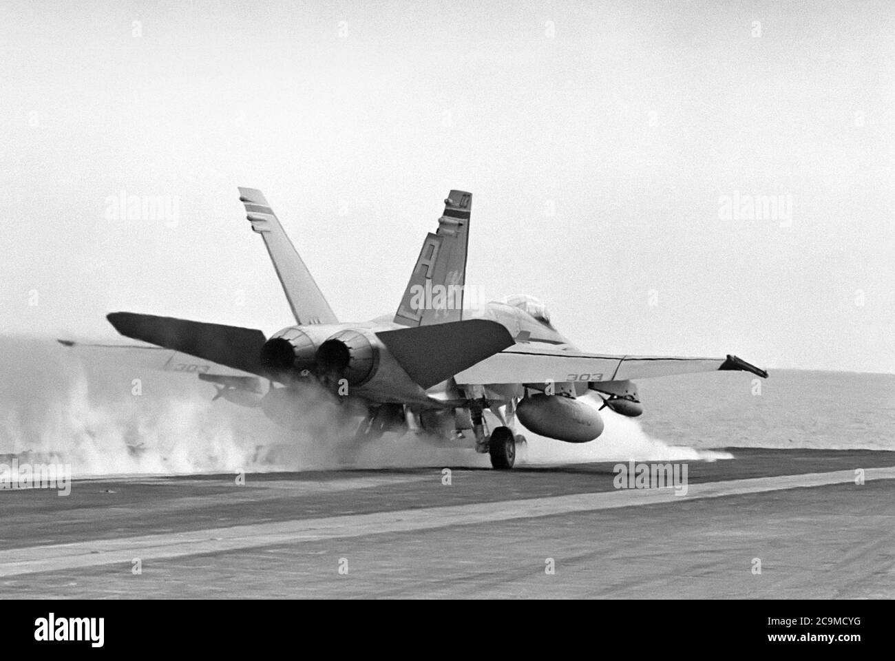 F 18 aerei da caccia-bombardiere "Hornet" su portaerei Roosevelt che navigano nel Mar Mediterraneo (aprile 1989) Foto Stock