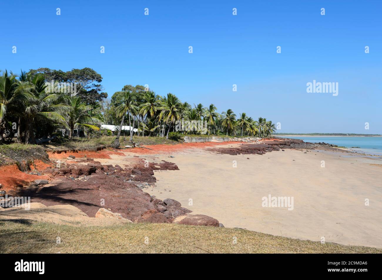 Vista panoramica della popolare Dundee Beach circondata da palme vicino a Darwin, Northern Territory, NT, Australia Foto Stock