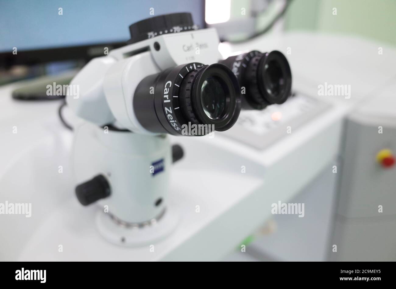 basra/iraq - 07/25/2020: foto del microscopio della macchina lasik Foto Stock