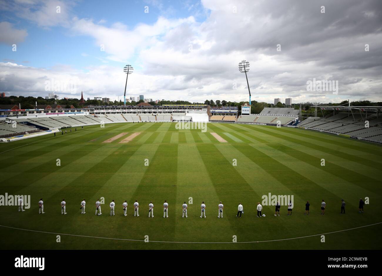 I giocatori si levano in piedi per un minuto silenzio in memoria di coloro che hanno perso la vita a Coronavirus durante il giorno uno della partita del Bob Willis Trophy a Edgbaston, Birmingham. Foto Stock