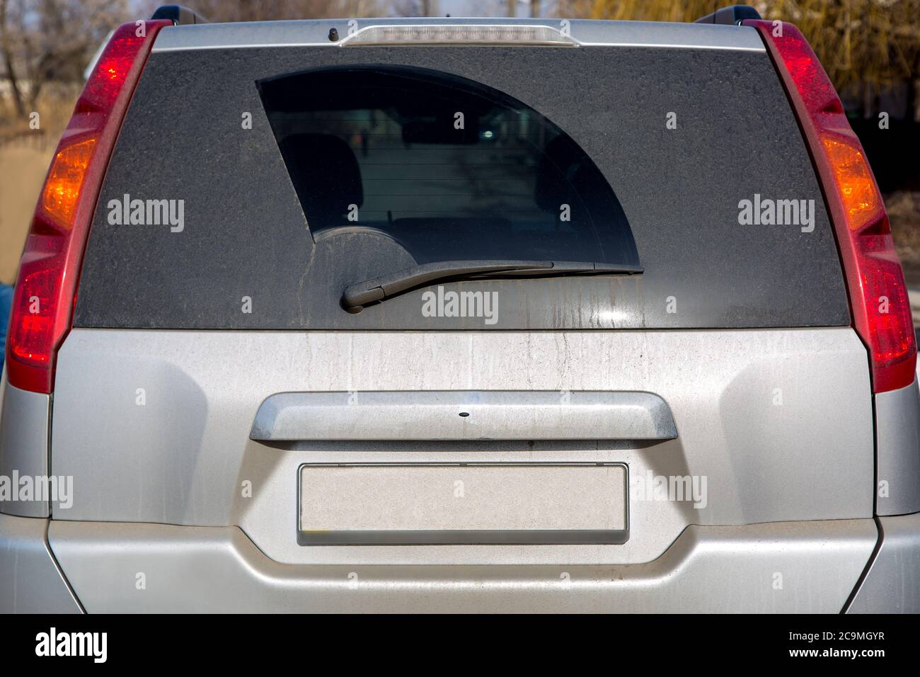 Vista dalla vettura sporca del cristallo di una vista posteriore e dello sportello del bagagliaio. Foto Stock