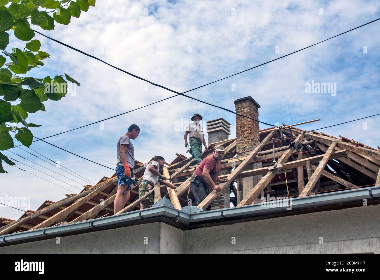Zrenjanin, Serbia, 22 luglio 2020. Un gruppo di maestri sta lavorando sul tetto di una casa privata per sostituire una vecchia piastrella. Usano una bella giornata e stabile Foto Stock