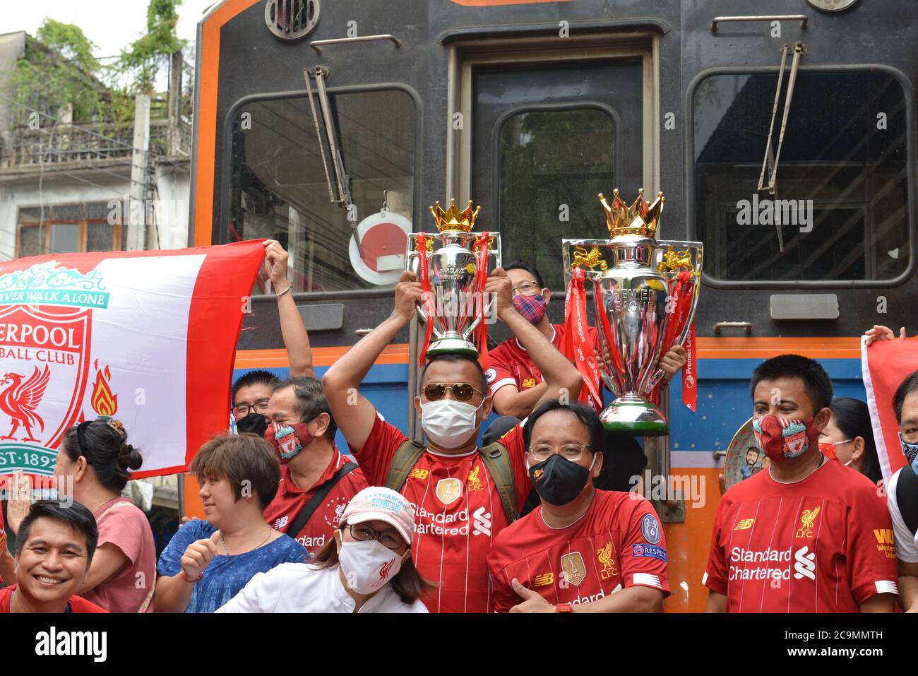 Bangkok, Thailandia. 01 agosto 2020. Liverpool Football Club Samut Sakhon tifosi della provincia Mock Premier League Championship Parade prendere un treno tailandese dalla stazione di Maha Chai a Samut Sakhon viaggio di ritorno a Wongwian Yai Station, Bangkok per celebrare felicemente il campionato 2019-2020 Premier League. (Foto di Teera Noisakran/Pacific Press) Credit: Pacific Press Media Production Corp./Alamy Live News Foto Stock