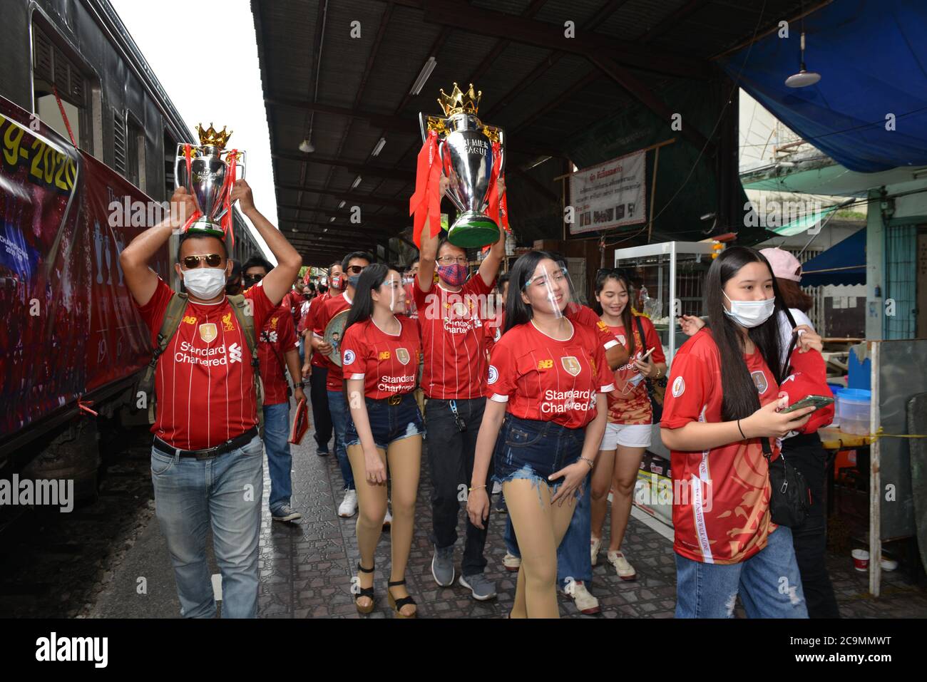 Bangkok, Thailandia. 01 agosto 2020. Liverpool Football Club Samut Sakhon tifosi della provincia Mock Premier League Championship Parade prendere un treno tailandese dalla stazione di Maha Chai a Samut Sakhon viaggio di ritorno a Wongwian Yai Station, Bangkok per celebrare felicemente il campionato 2019-2020 Premier League. (Foto di Teera Noisakran/Pacific Press) Credit: Pacific Press Media Production Corp./Alamy Live News Foto Stock