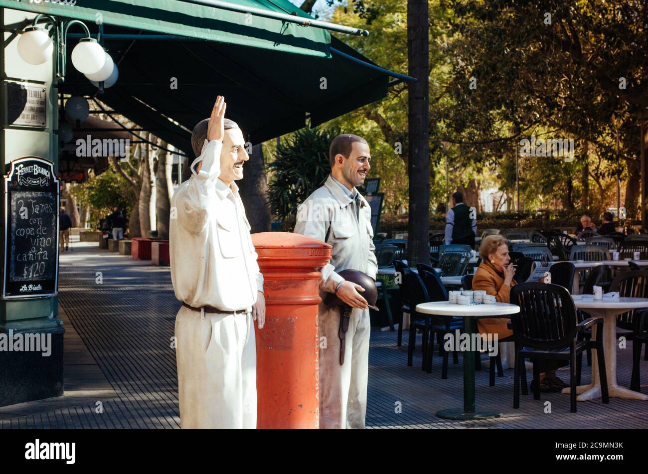Recoleta, Buenos Aires, Argentina - 4 settembre 2018: Statue di famosi argentini in posa di fronte ad un ristorante. Foto Stock