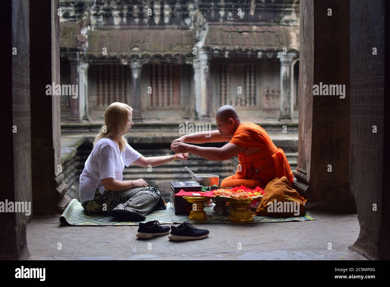 Traveller e Angkor Wat Temple Monk in Cambogia Foto Stock