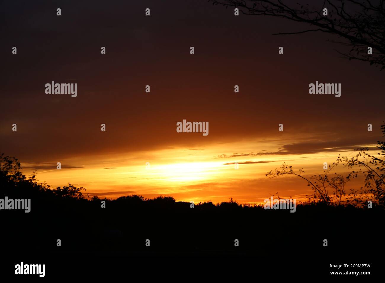 Tramonto vicino al Mar Baltico e cielo drammatico Foto Stock