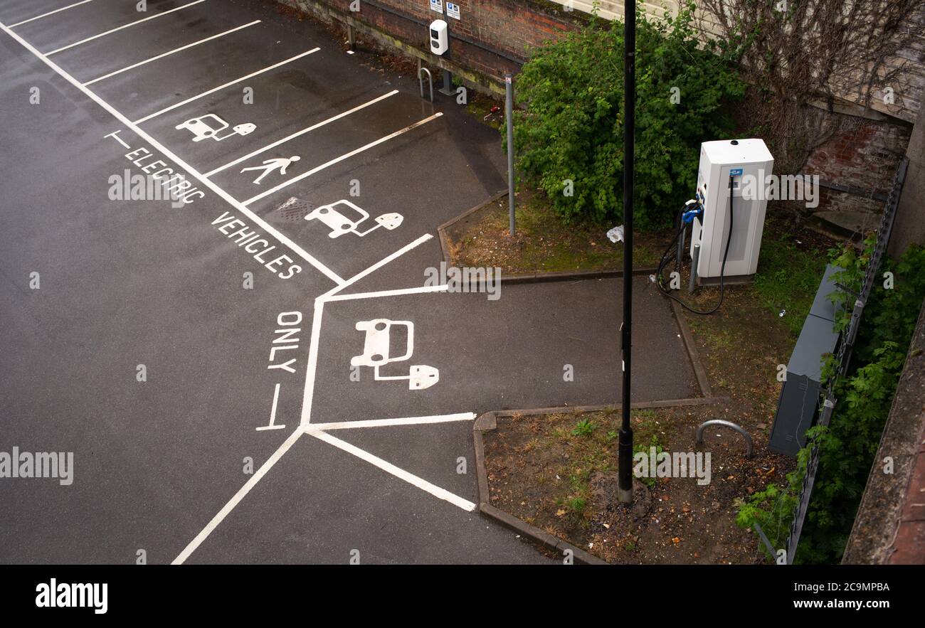 Posti auto vuoti con indicazioni per la ricarica di auto elettriche presso la stazione ferroviaria centrale di Southampton UK. Foto Stock