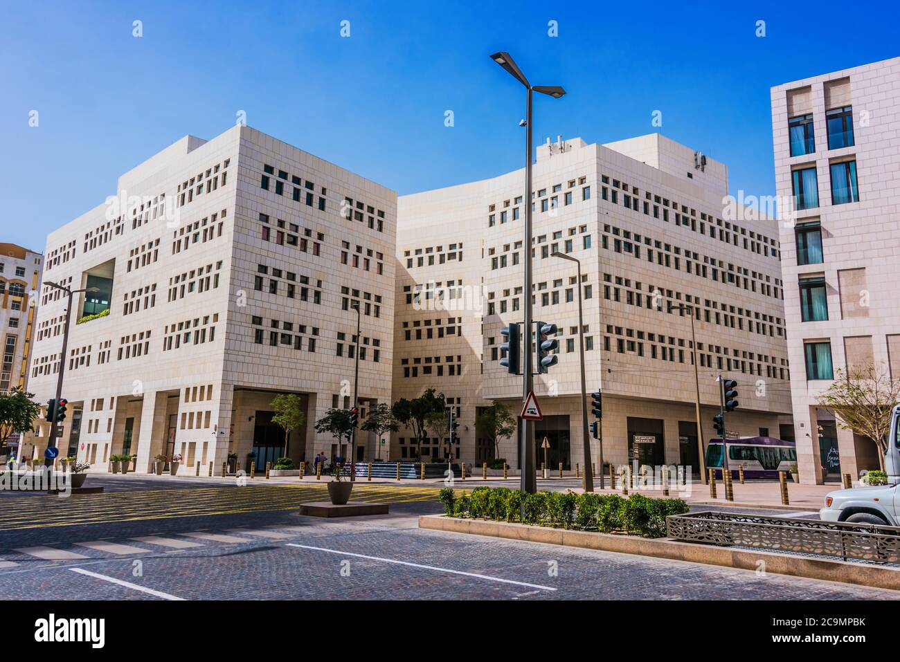 DOHA, QATAR - FEB 26, 2020: Architettura moderna di Msheireb Downtown a Doha, Qatar Foto Stock