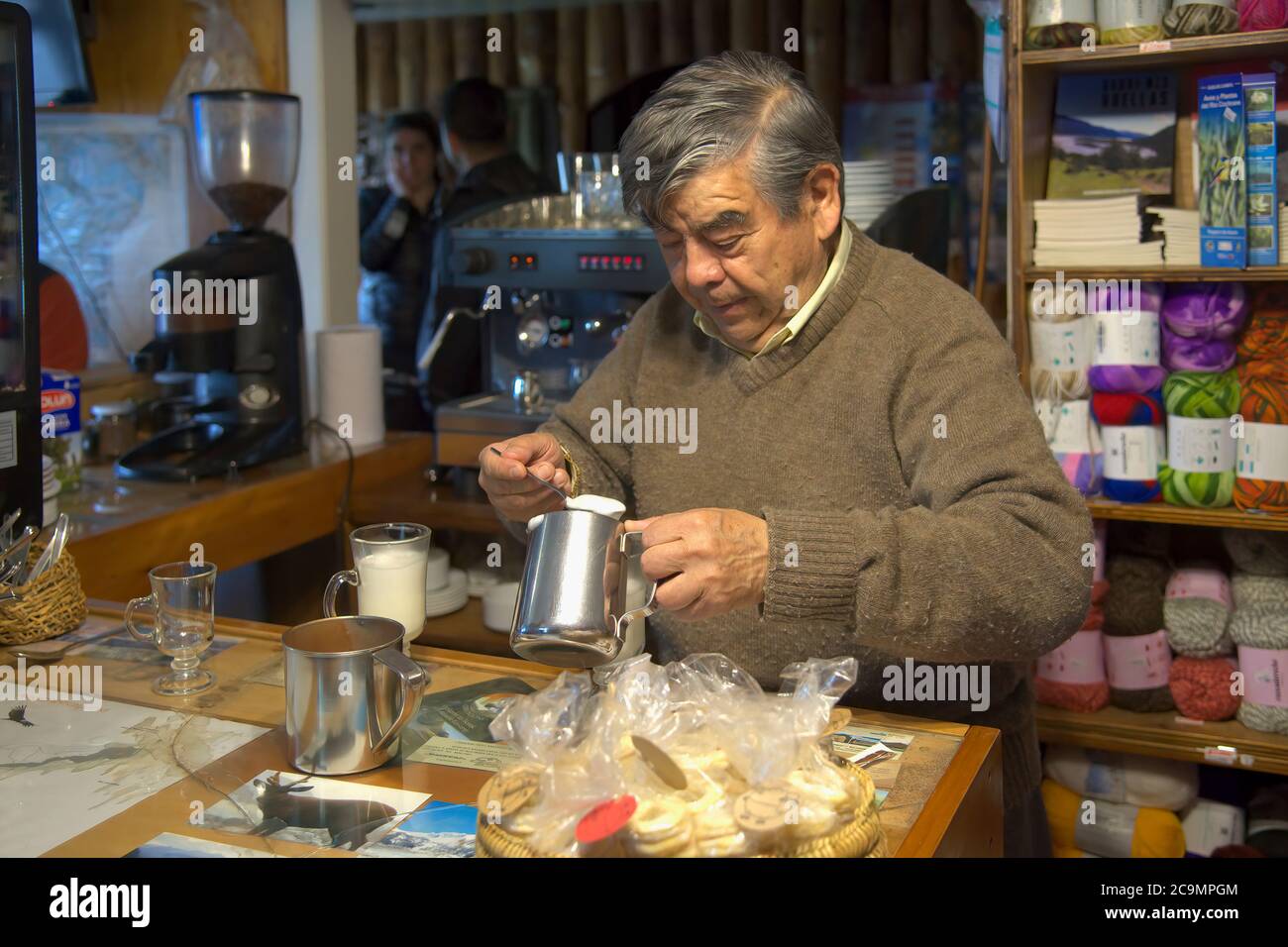 Il negoziante prepara e serve cappuccino, il villaggio di Cochrane, la Pan-American Highway, la regione di Aysen, Patagonia, Cile Foto Stock