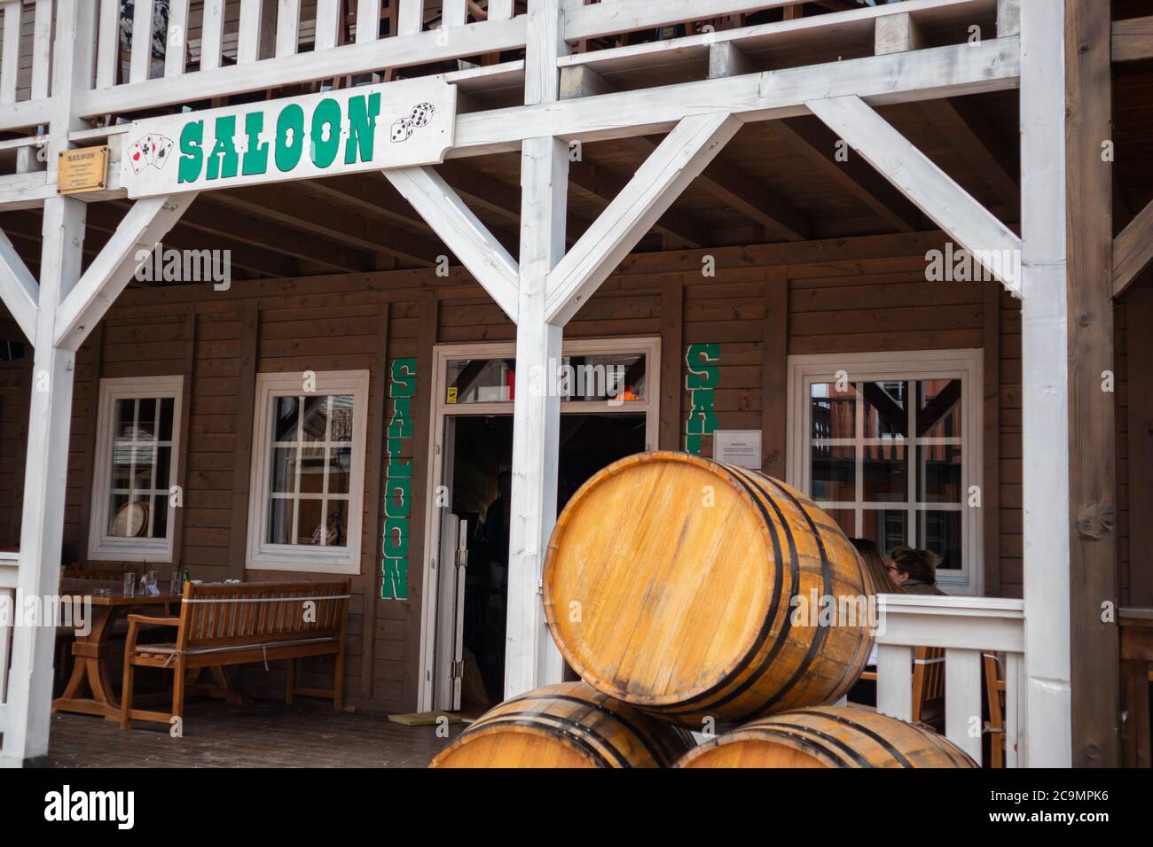 Zlatibor, Vodice, Serbia - Luglio 26. 2020 Old salone terrazza e barili nella città di El Paso in stile selvaggio West e cowboy stile Foto Stock