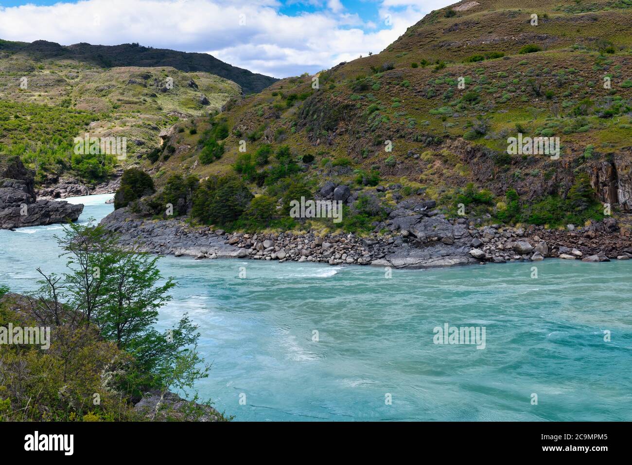 Rapide alla confluenza del fiume Baker blu e del fiume Neff grigio, autostrada Pan-americana tra Cochrane e Puerto Guadal, regione di Aysen, Patagonia, CH Foto Stock