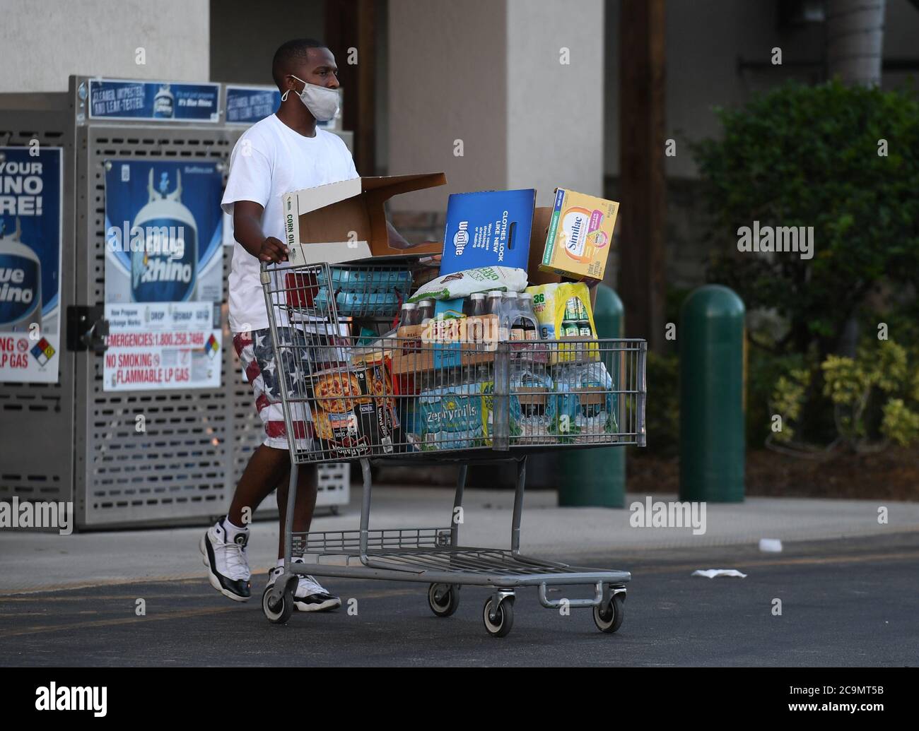 Parkland, Florida, Stati Uniti. 31 luglio 2020. La gente è vista immagazzinare sulle forniture come l'uragano Isaias traccia verso la Florida oltre alla Florida che riporta più di 9,007 nuovi casi COVID-19 venerdì e 257 morti il 31 luglio 2020 a Parkland, Florida. Credit: Mpi04/Media Punch/Alamy Live News Foto Stock