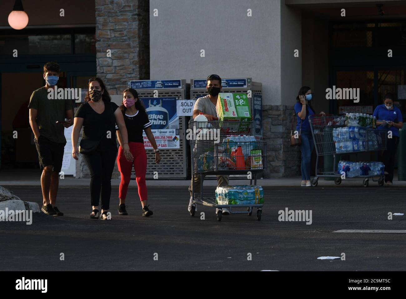 Parkland, Florida, Stati Uniti. 31 luglio 2020. La gente è vista immagazzinare sulle forniture come l'uragano Isaias traccia verso la Florida oltre alla Florida che riporta più di 9,007 nuovi casi COVID-19 venerdì e 257 morti il 31 luglio 2020 a Parkland, Florida. Credit: Mpi04/Media Punch/Alamy Live News Foto Stock