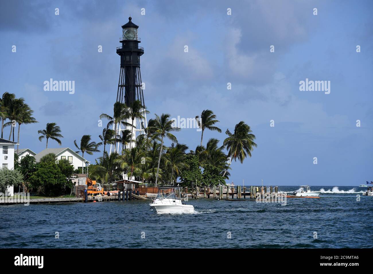 Deerfield Beach, Florida, Stati Uniti. 31 luglio 2020. I diportisti sono visti nella baia di Hillsboro mentre l'uragano Isaias traccia verso la Florida oltre alla Florida che riporta più di 9,007 nuovi casi COVID-19 venerdì e 257 morti il 31 luglio 2020 a Deerfield Beach, Florida. Credit: Mpi04/Media Punch/Alamy Live News Foto Stock