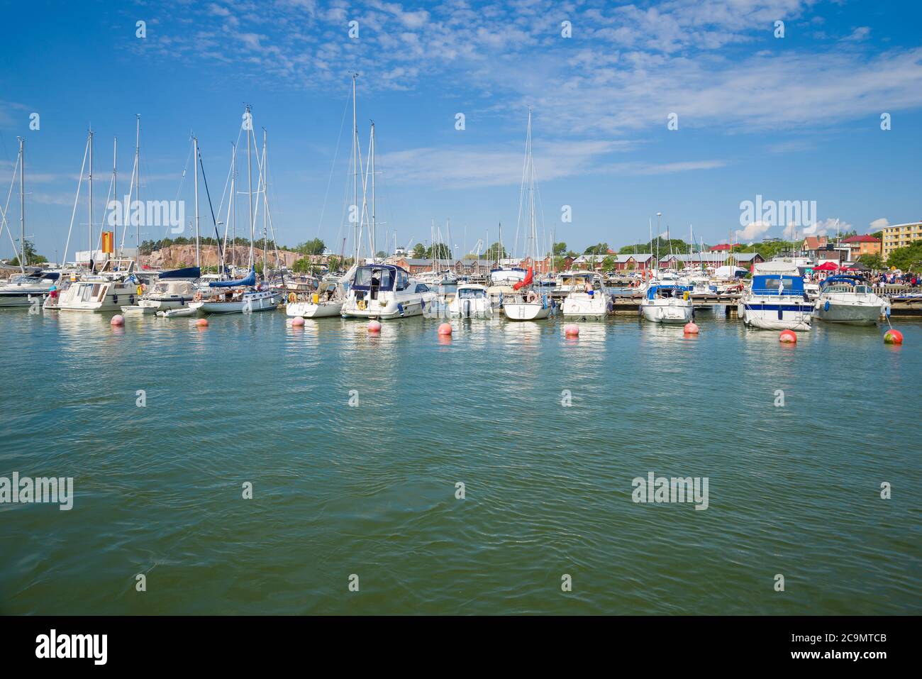 Luglio giornata di sole nel porto turistico della città. Hanko, Finlandia Foto Stock