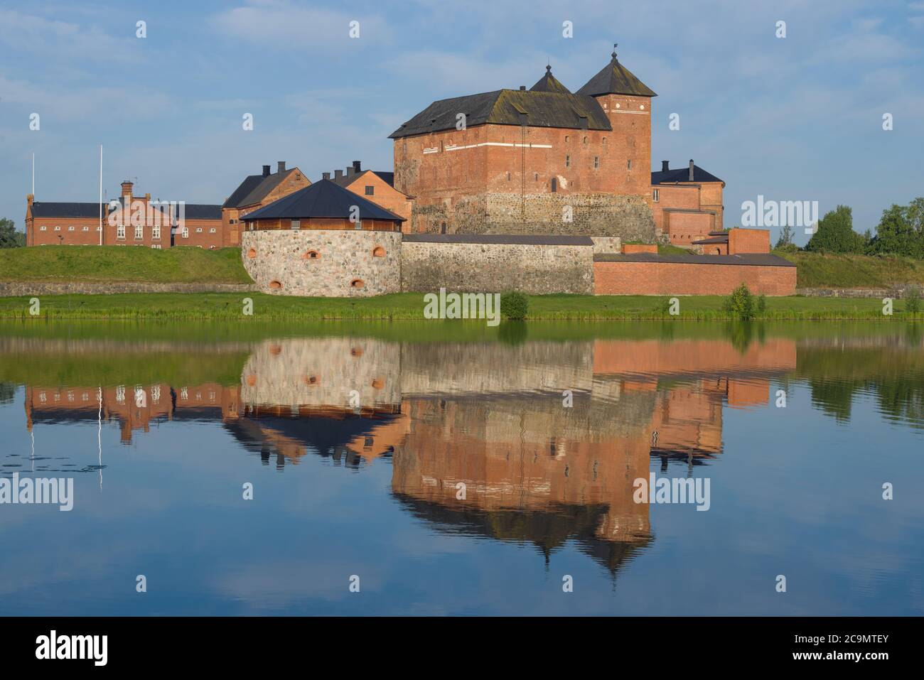 Antica fortezza di Hameenlinna con riflesso vicino a una soleggiata mattina di luglio. Finlandia Foto Stock