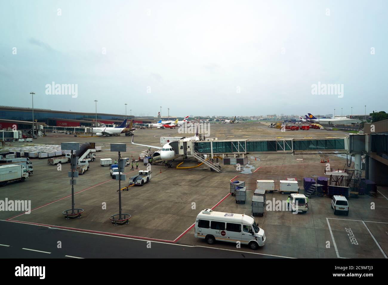 Aeroporto internazionale T2 di Mumbai (aeroporto internazionale Chhatrapati Shivaji Maharaj) Terminal, volo, Maharashtra / India - 2019 Foto Stock
