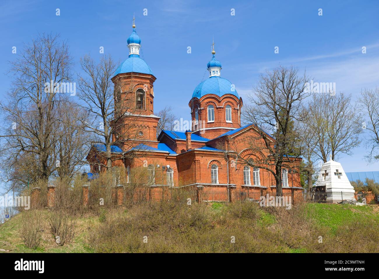 Chiesa della Natività della Beata Vergine Maria primo piano in un giorno di sole maggio. Rozhdestveno, regione di Leningrad. Russia Foto Stock