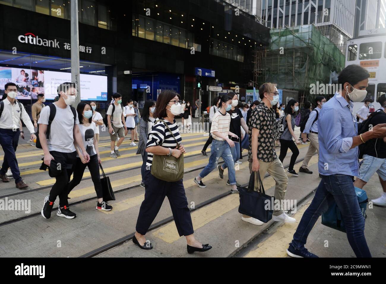Hong Kong, Cina. 27 luglio 2020. Persone che indossano maschere a piedi nella zona centrale di Hong Kong, Cina meridionale, 27 luglio 2020. Credit: Wang Shen/Xinhua/Alamy Live News Foto Stock