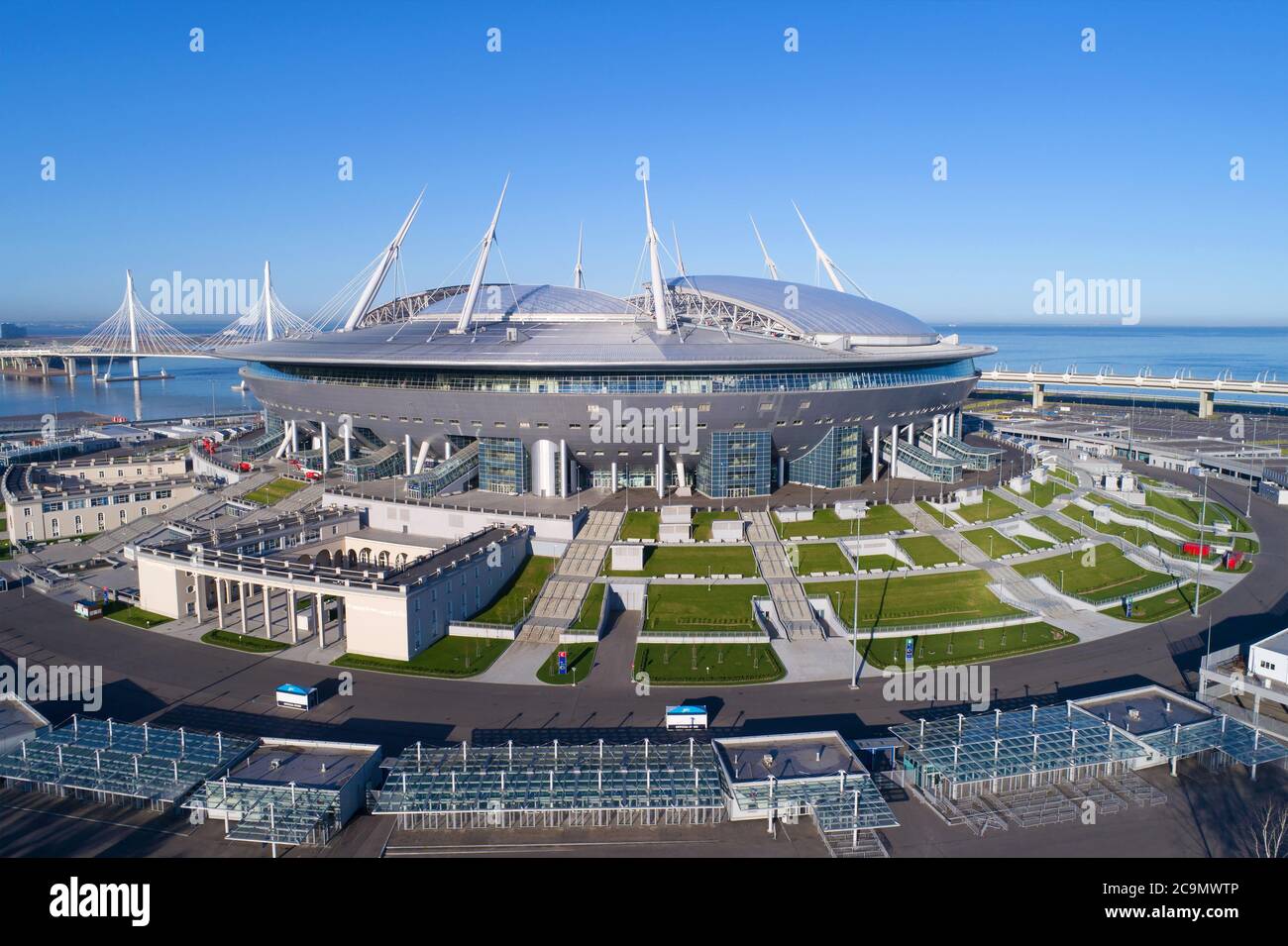 SAN PIETROBURGO, RUSSIA - 20 MAGGIO 2018: Nuovo stadio moderno 's.a. Primo piano dell'Arena di Petersburg nel pomeriggio di maggio (fotografia aerea) Foto Stock