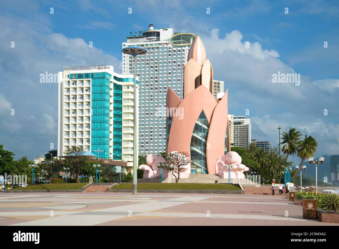 Nha TRANG, VIETNAM - 30 DICEMBRE 2015: Torre Lotus sullo sfondo di moderni alberghi di alto livello. La piazza centrale della località turistica di Nha Trang Foto Stock