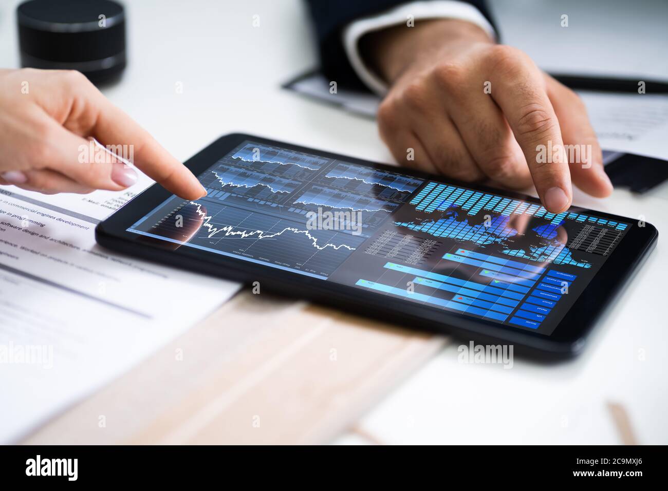 Analisi contabile di Financial Analyst e Business Advisor su tablet Foto Stock