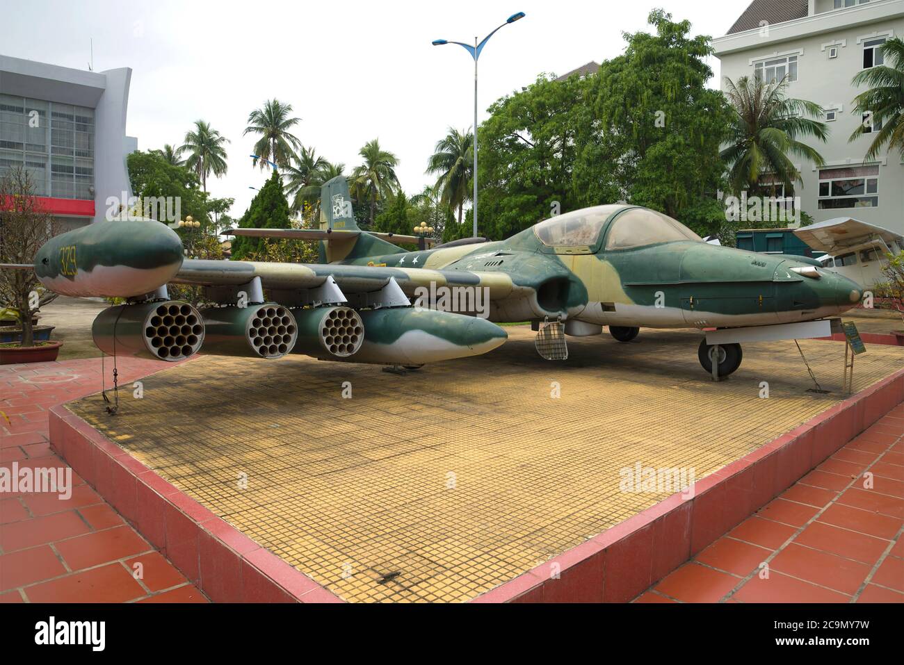 DA NANG, VIETNAM - 06 GENNAIO 201: Cessna A-37 Dragonfly - l'aereo americano di attacco trofeo nel museo della quinta zona militarizzata Foto Stock