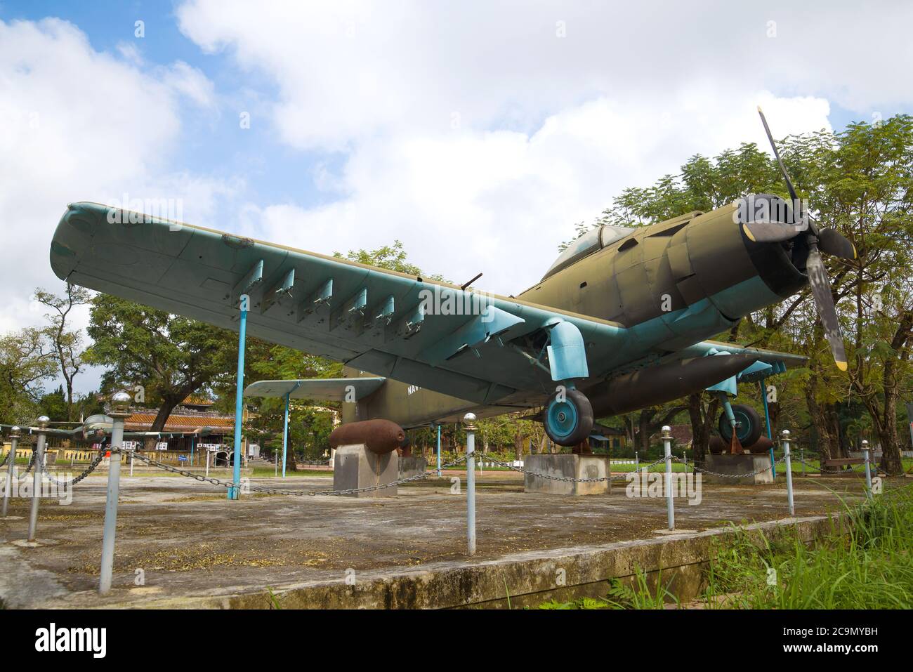 HUE, VIETNAM - 08 GENNAIO 2016: American Aircraft ad-6 (Douglas A-1 Skyraider) nell'esposizione di attrezzature militari catturate nel museo della città Foto Stock