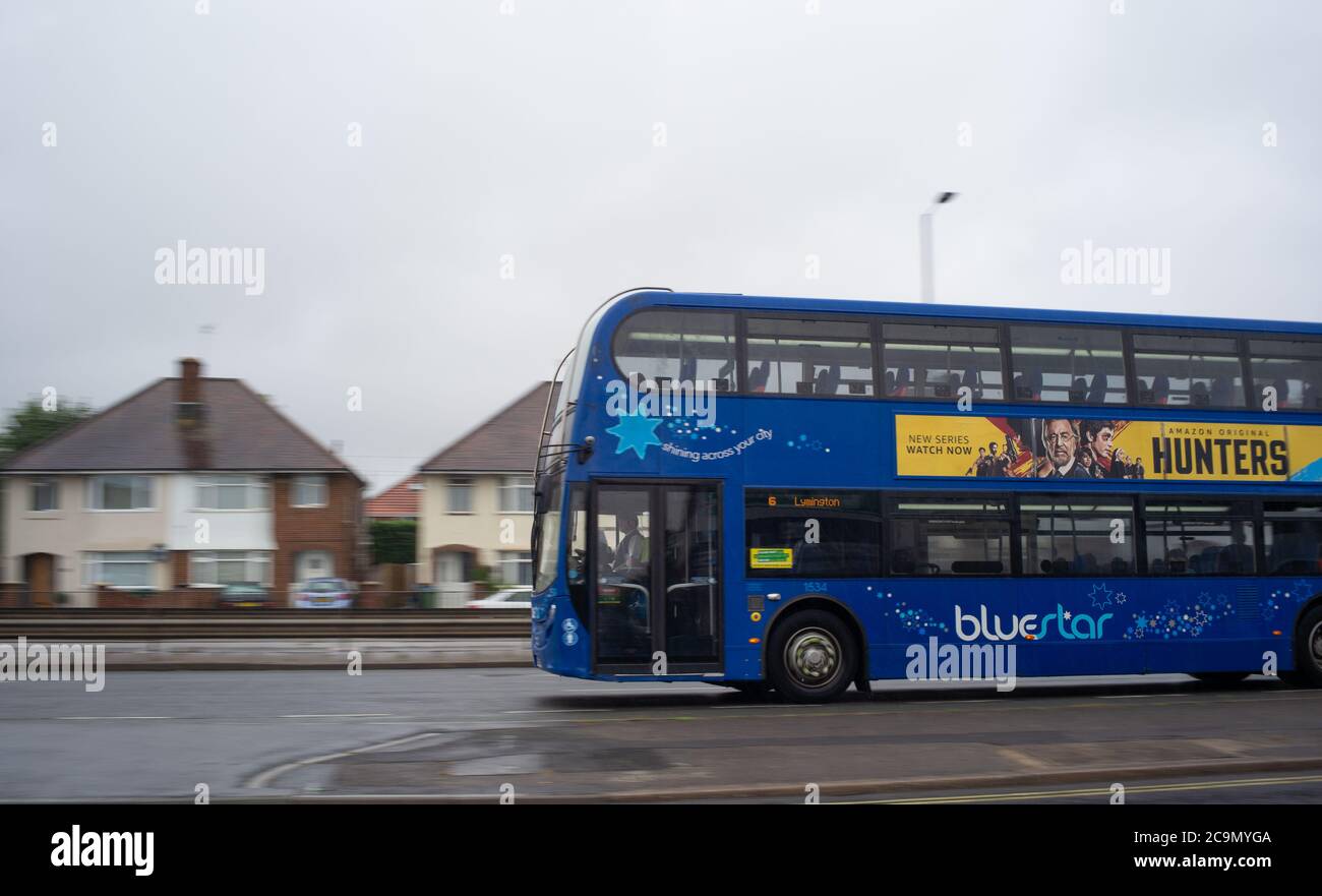 Un autobus Blue Star a due piani viaggia lungo la strada a Southampton in  Inghilterra con Amazon Hunters serie TV pubblicizzata sul lato Foto stock -  Alamy