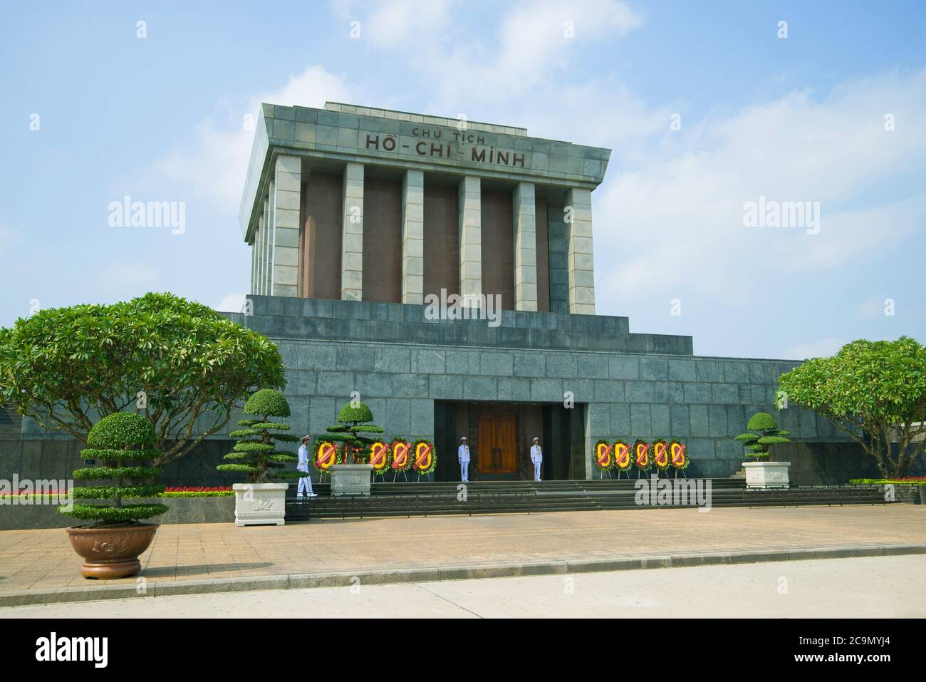 HANOI, VIETNAM - 10 GENNAIO 2016: Il mausoleo di ho Chi Minh primo piano del giorno di sole Foto Stock