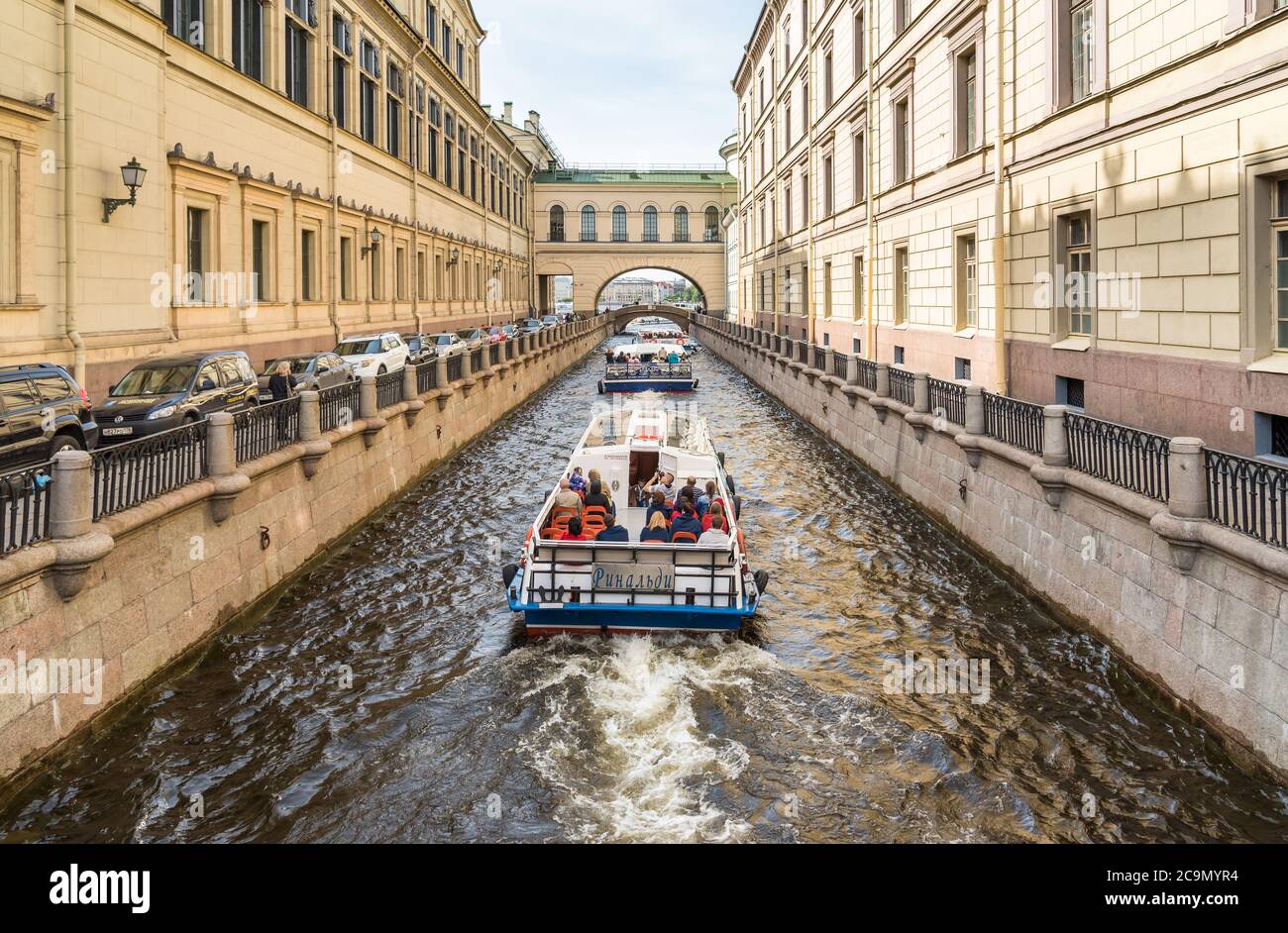 San Pietroburgo, Russia - 15 giugno 2015: Navi da crociera passeggeri che galleggiano sui canali del fiume Neva a San Pietroburgo, Russia Foto Stock