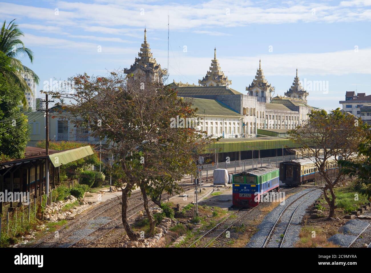 YANGON, MYANMAR - 17 DICEMBRE 2016: Giornata di sole alla stazione ferroviaria principale di Yangon Foto Stock
