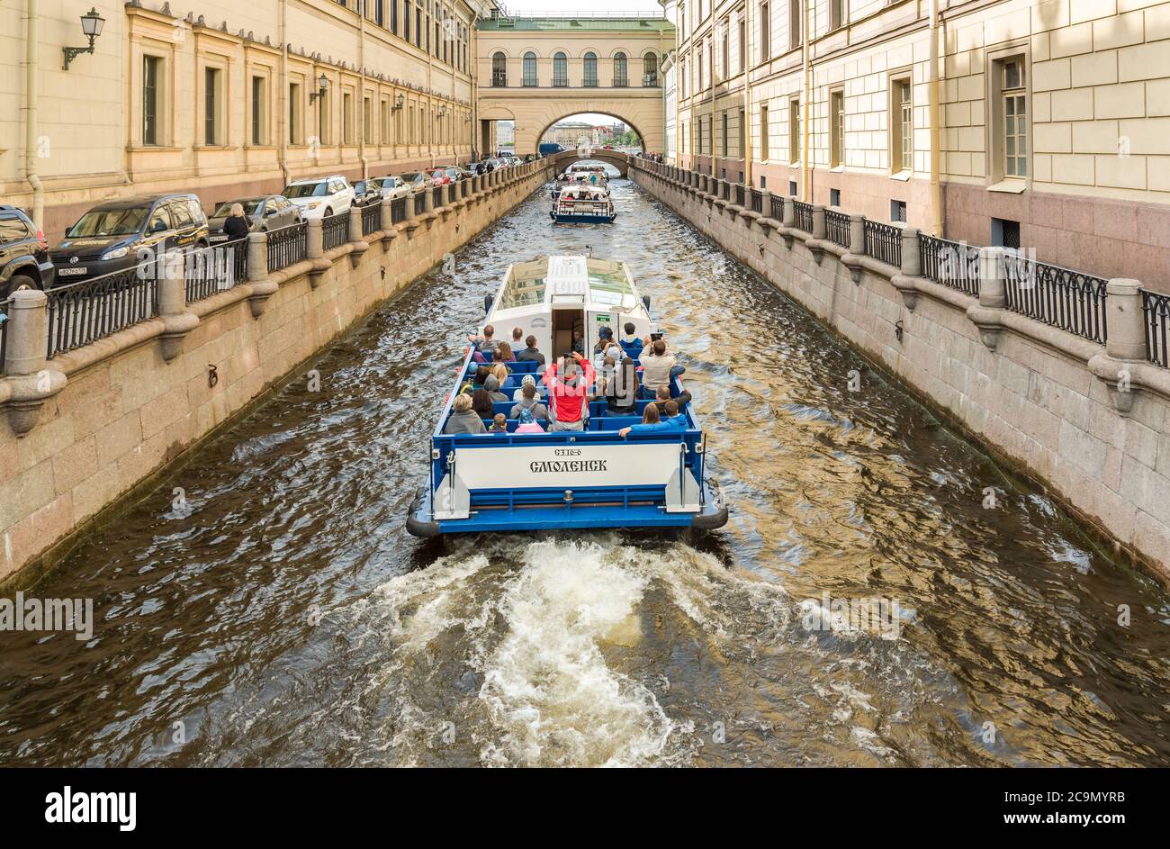 San Pietroburgo, Russia - 15 giugno 2015: Navi da crociera passeggeri che galleggiano sui canali del fiume Neva a San Pietroburgo, Russia Foto Stock