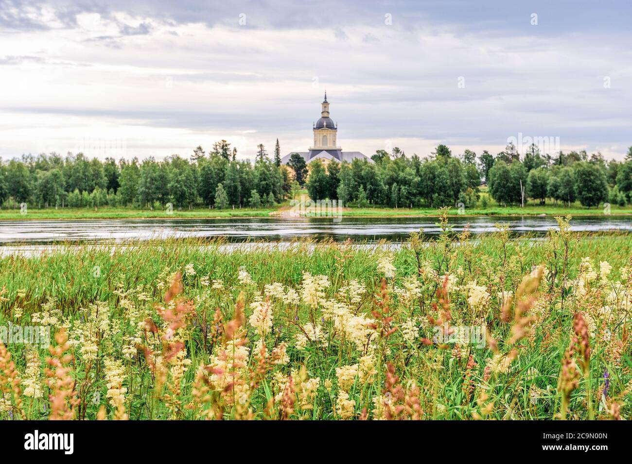 Fiume Torne - il confine tra Svezia e Finlandia visto da Haparanda sul lato svedese durante una serata estiva Foto Stock