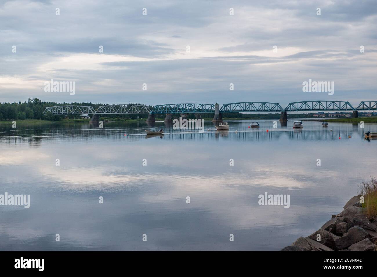 Fiume Torne - il confine tra Svezia e Finlandia visto da Haparanda sul lato svedese durante una serata estiva Foto Stock