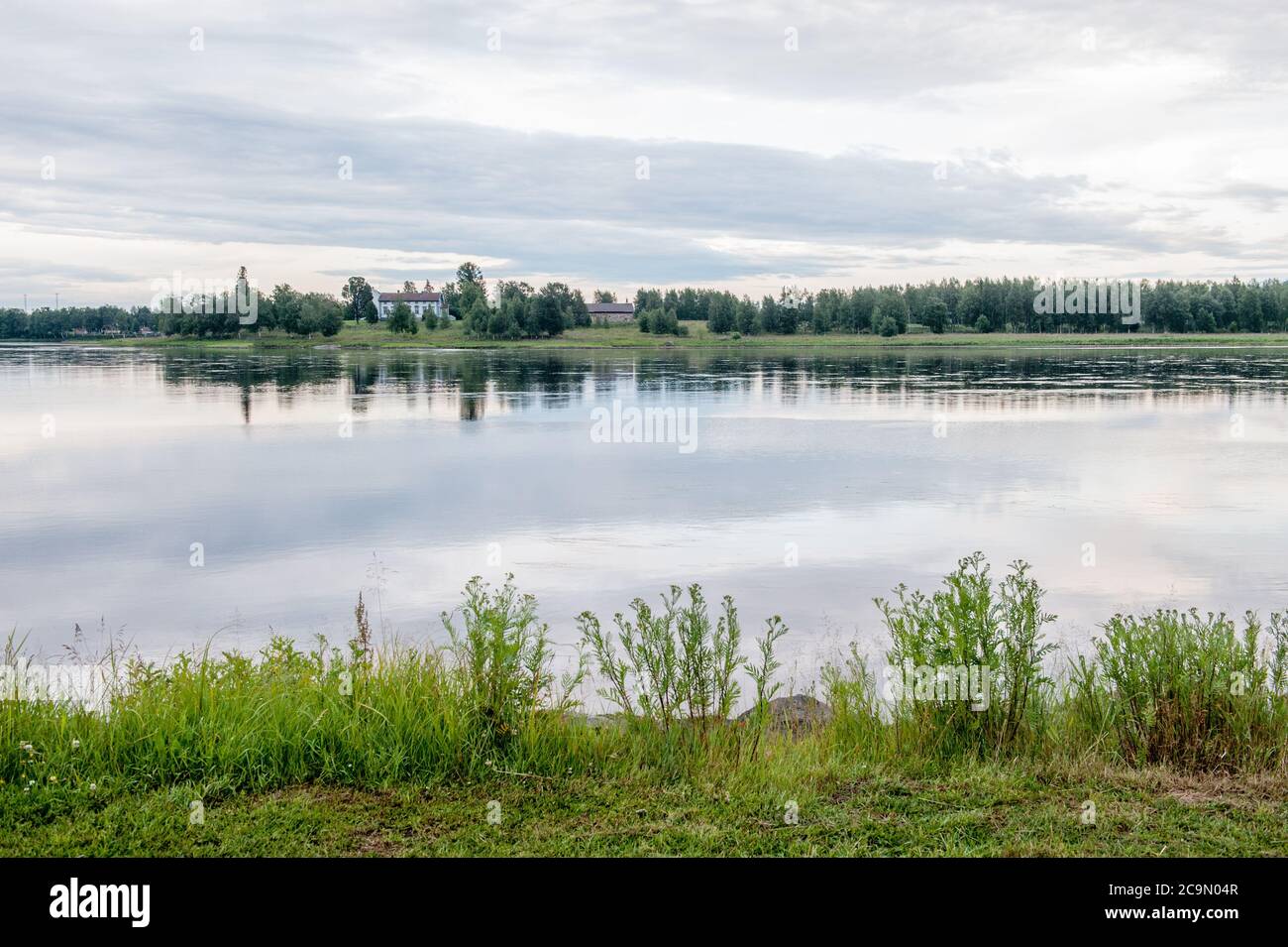 Fiume Torne - il confine tra Svezia e Finlandia visto da Haparanda sul lato svedese durante una serata estiva Foto Stock