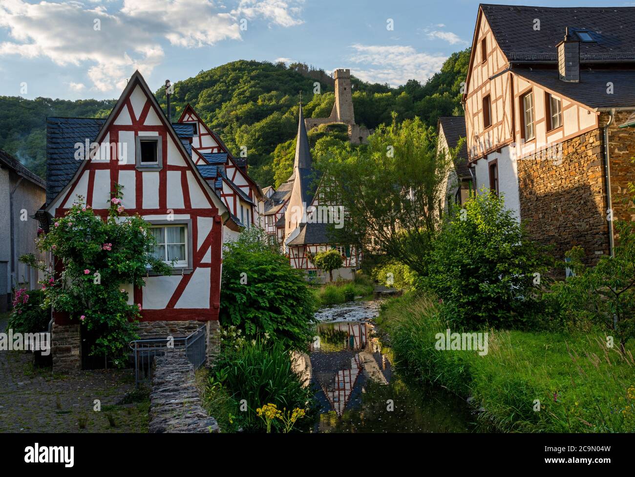 Monreal, Germania - 11 luglio 2020: Case a graticcio al torrente Foto Stock