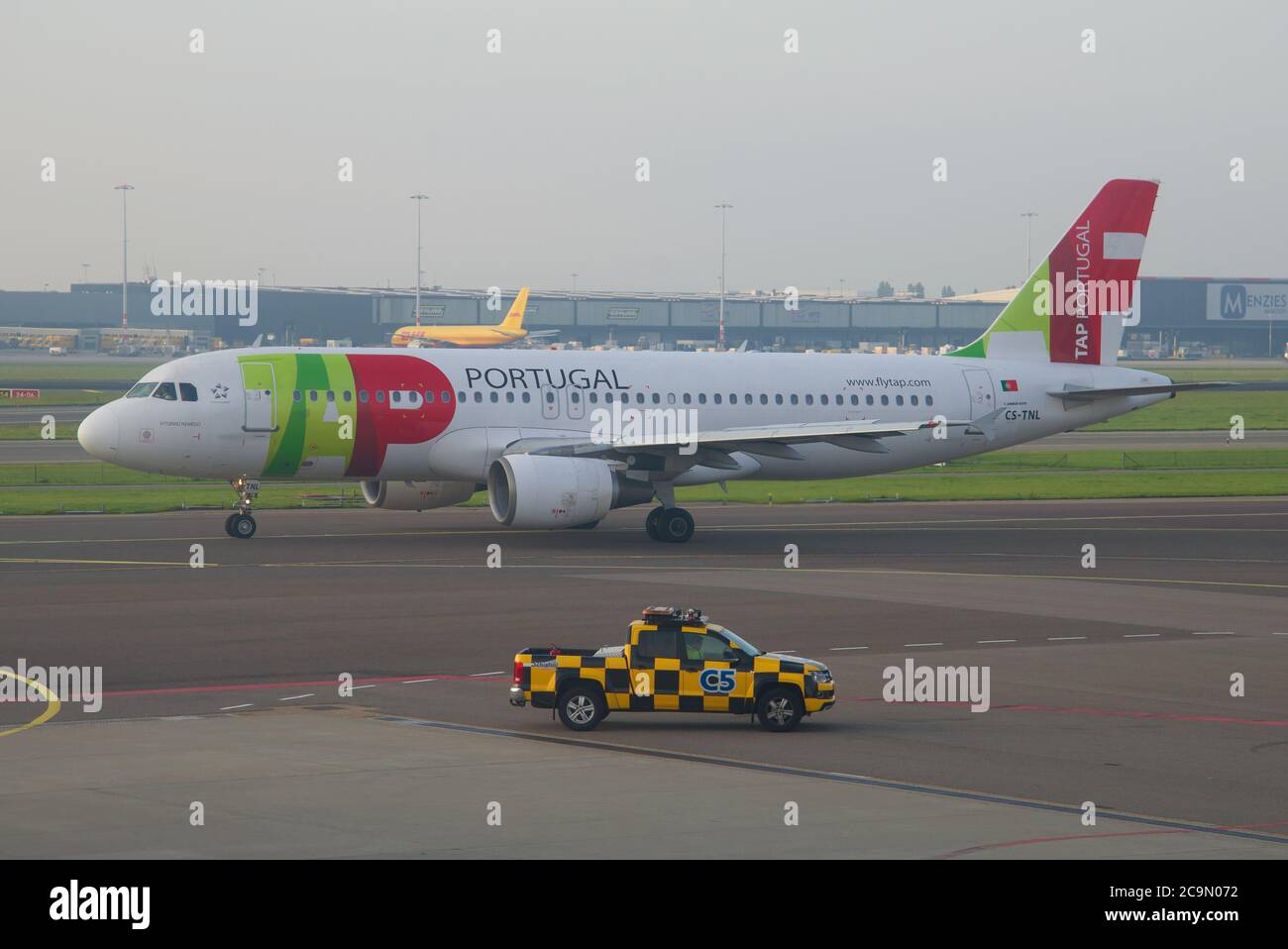 AMSTERDAM, PAESI BASSI - 17 SETTEMBRE 2017: Airbus A320-214 (CS-TNL) di TAP - Air Portugal sulla linea di taxi dell'aeroporto di Schiphol in prima mattina Foto Stock