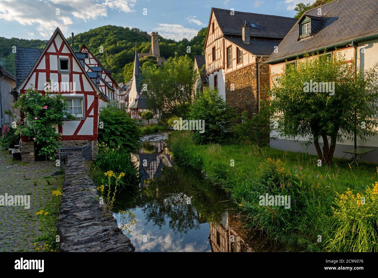 Monreal, Germania - 11 luglio 2020: Case a graticcio nel villaggio storico Foto Stock