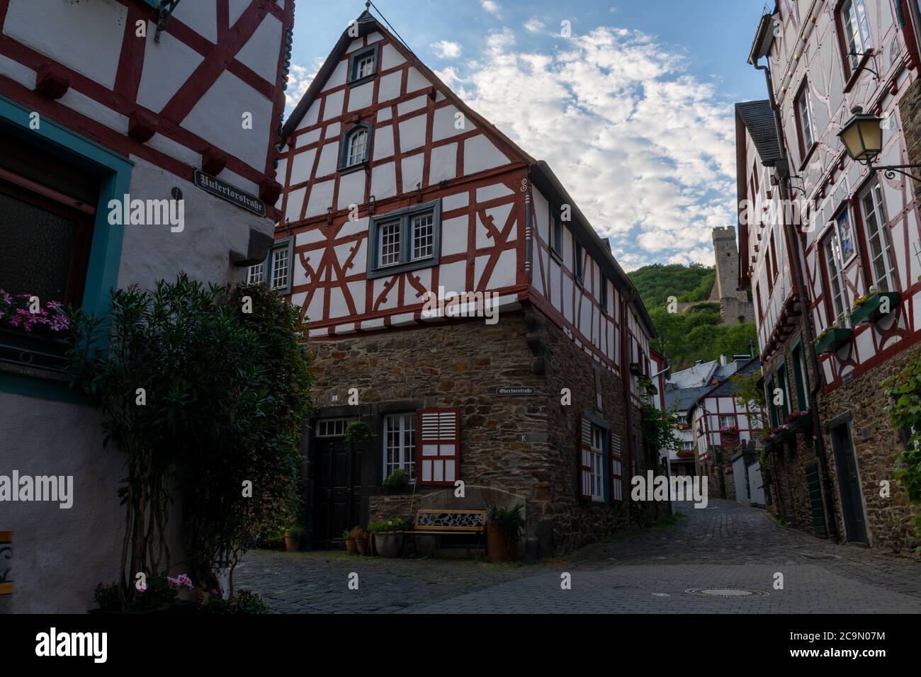 Monreal, Germania - 11 luglio 2020: Villaggio storico e vista del castello Foto Stock