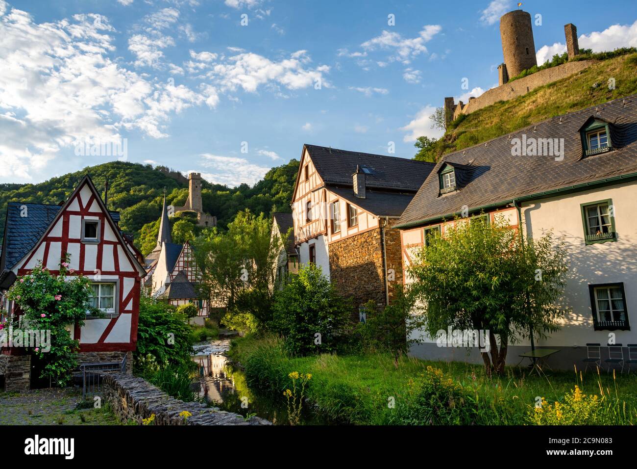 Monreal, Germania - 11 luglio 2020: Villaggio storico al tramonto Foto Stock