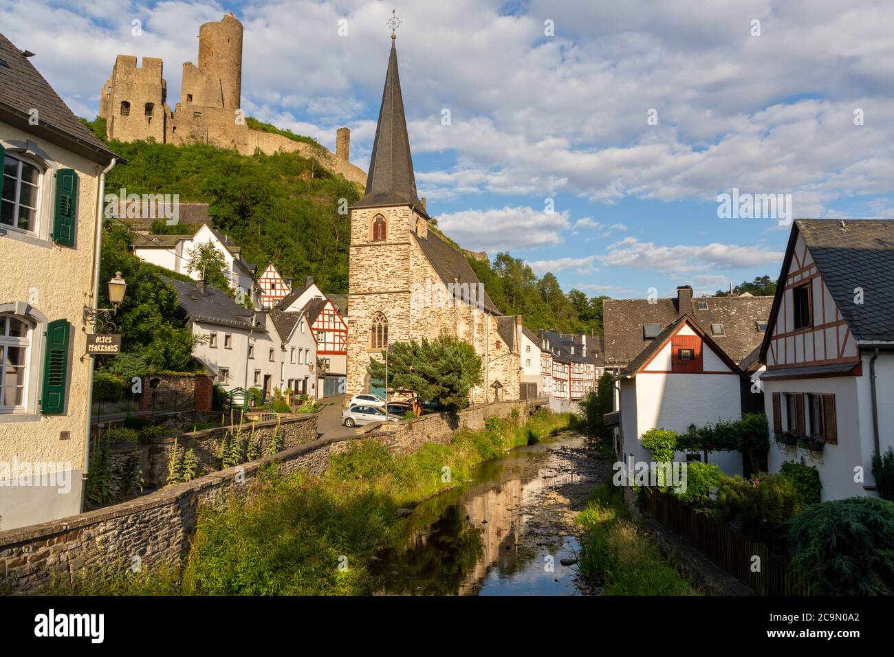 Monreal, Germania - 11 luglio 2020: Vista di Lowenburg e della chiesa Foto Stock