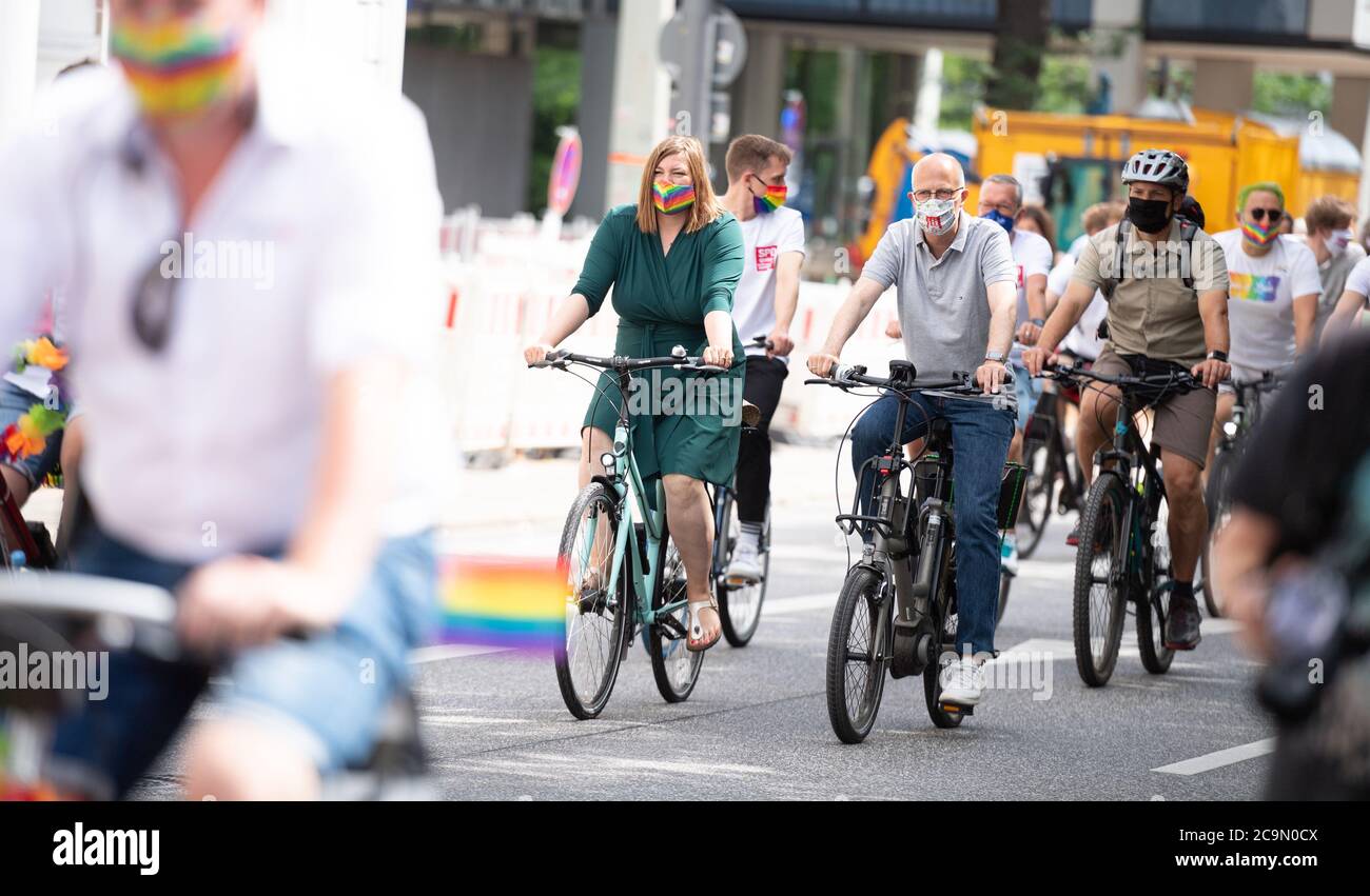 Amburgo, Germania. 01 agosto 2020. Peter Tschentscher (SPD, Centre, r), primo sindaco di Amburgo, e Katharina Fegebank (Bündnis 90/Die Grünen), secondo sindaco e senatore per la scienza di Amburgo, partecipano a una dimostrazione in bicicletta nel 40° anniversario del Christopher Street Day (CSD). Quest'anno, la solita grande parata per Christopher Street Day (CSD) ha dovuto essere annullata a causa di corona. A causa delle regole per contenere la pandemia, non vi è stato anche alcun rally di chiusura dopo la demo di bicicletta. Credit: Daniel Reinhardt/dpa/Alamy Live News Foto Stock