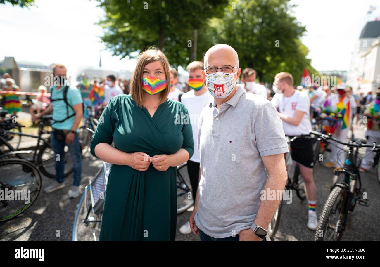Amburgo, Germania. 01 agosto 2020. Peter Tschentscher (SPD), primo sindaco di Amburgo, e Katharina Fegebank (Bündnis 90/Die Grünen), secondo sindaco e senatore per la scienza di Amburgo, parteciperanno a una manifestazione in bicicletta nel 40° anniversario della Christopher Street Day (CSD). Quest'anno, la solita grande parata per Christopher Street Day (CSD) ha dovuto essere annullata a causa di corona. A causa delle regole per contenere la pandemia, non vi è stato anche alcun rally di chiusura dopo la demo di bicicletta. Credit: Daniel Reinhardt/dpa/Alamy Live News Foto Stock