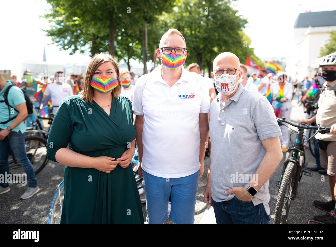 Amburgo, Germania. 01 agosto 2020. Peter Tschentscher (SPD, r), primo sindaco di Amburgo, Stefan Mielchen, primo presidente dell'orgoglio di amburgo e.v., e Katharina Fegebank (Bündnis 90/Die Grünen), secondo sindaco e senatore per la scienza di Amburgo, partecipano a una manifestazione ciclistica in occasione del 40° anniversario del Christopher Street Day (CSD). Quest'anno, la solita grande parata per Christopher Street Day (CSD) ha dovuto essere annullata a causa di corona. A causa delle regole per contenere la pandemia, non vi è stato anche alcun rally di chiusura dopo la demo di bicicletta. Credit: Daniel Reinhardt/dpa/Alamy Live News Foto Stock