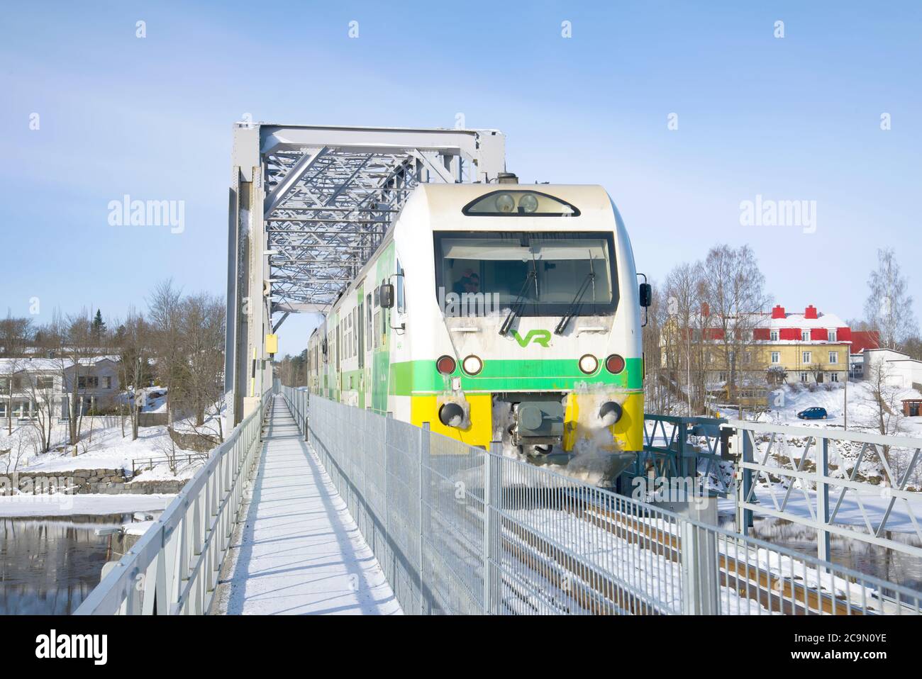 SAVONLINNA, FINLANDIA - 03 MARZO 2018: Treno passeggeri per pendolari su un ponte ferroviario da vicino Foto Stock