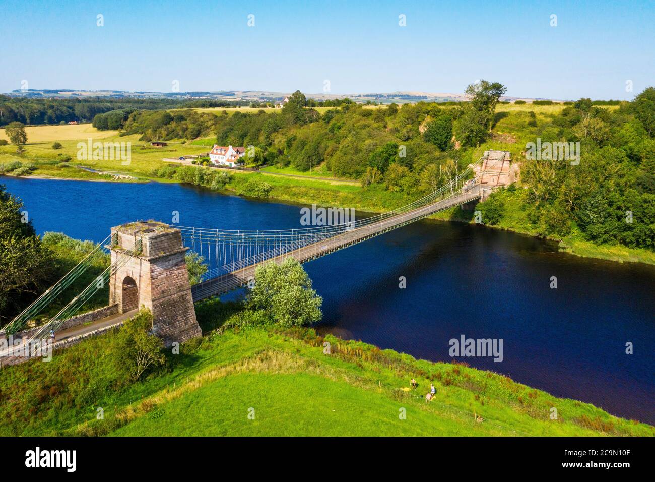 L'Union Suspension Bridge che attraversa il fiume Tweed tra Horncliffe, Northumberland, Inghilterra e Fishwick, Scottish Borders, Scozia. Foto Stock