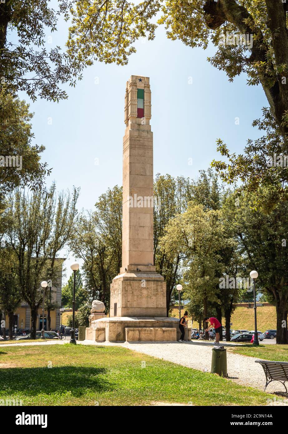 Lucca, Toscana, Italia - 3 luglio 2019: Memoriale di guerra lucchese in piazza Verdi della città vecchia, Toscana, Italia Foto Stock